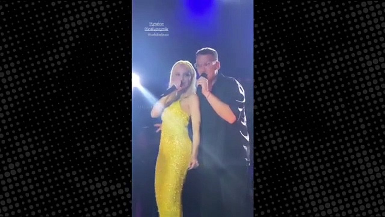 Gülşen konserinde yine yerinde duramadı! Önce erkek arkadaşının kucağına çıktı sonra Edis'le kalça dansı yaptı