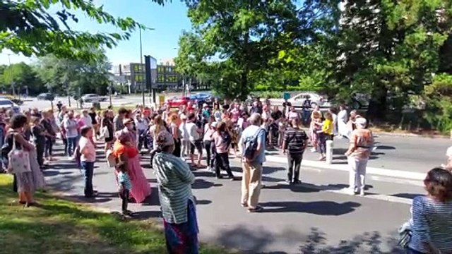 Minute de silence en hommage au jeune homme de 18 ans tué dans le quartier de Maurepas en juin 2022, lors de la marche pour la paix dans le quartier de Maurepas à Rennes ce mercredi 6 juillet