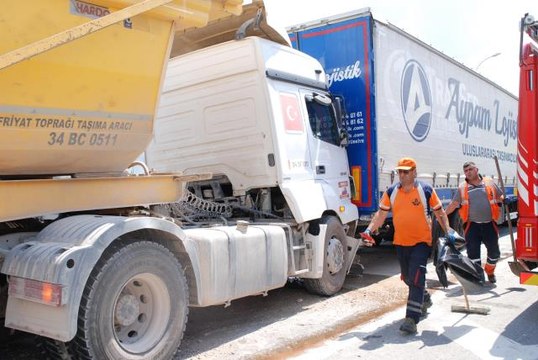 İstanbul'da TEM Otoyolu'nda zincirleme kaza trafik yoğunluğu oluşturdu