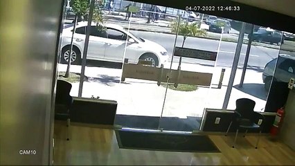 Carro invade loja no Rio, e cliente escapa só com arranhão