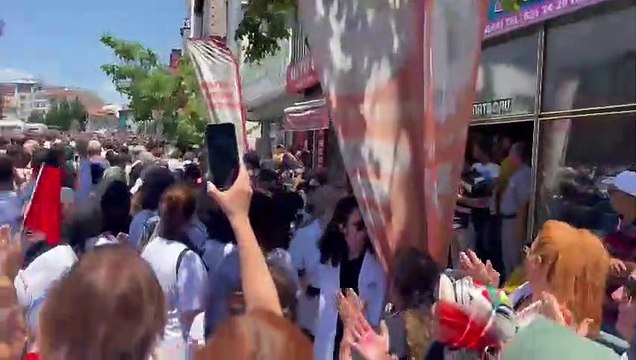 Sağlık Bakanı Fahrettin Koca, öldürülen doktor Ekrem Karakaya'nın cenaze töreninde protesto edildi