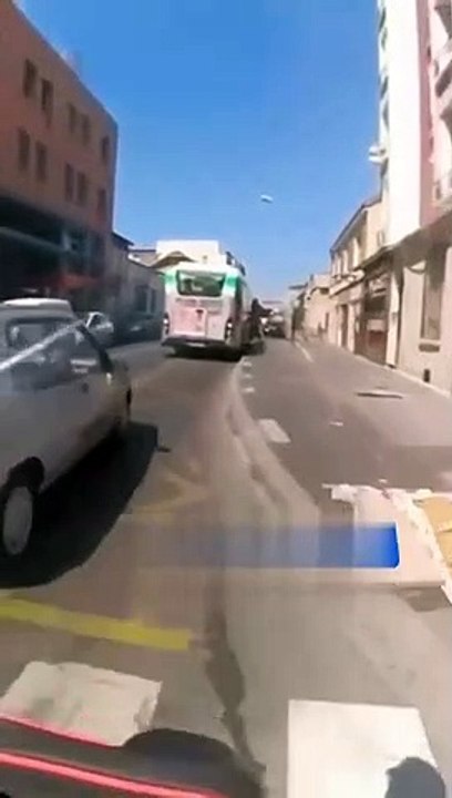 Un homme à trottinette roule n'importe comment et se mange une voiture