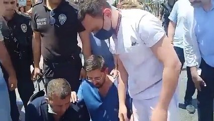 Çapa Tıp Fakültesi önünde hekimler ve polisler arasında gerginlik