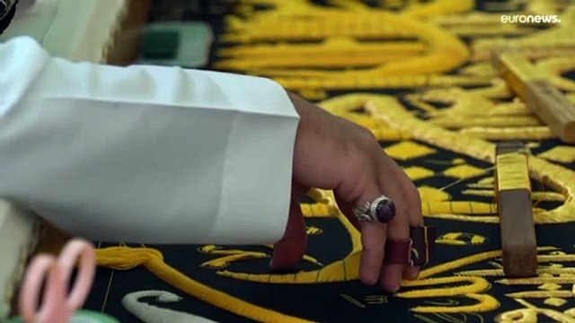 شاهد: تجهيز كسوة جديدة للكعبة المشرفة من خيوط الحرير الخالص والذهب والفضة