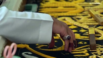 شاهد: تجهيز كسوة جديدة للكعبة المشرفة من خيوط الحرير الخالص والذهب والفضة