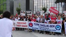 Son dakika haberi... SAĞLIKÇILAR, DOKTORUN ÖLDÜRÜLMESİNİ ÖNLÜKLERİNİ KIRMIZIYA BOYAYARAK PROTESTO ETTİ