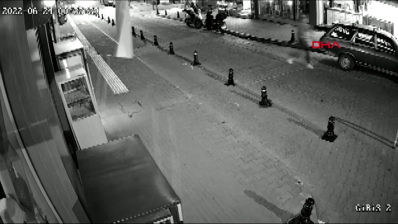 Ayrıldığı erkek arkadaşının otomobiline zarar verdi