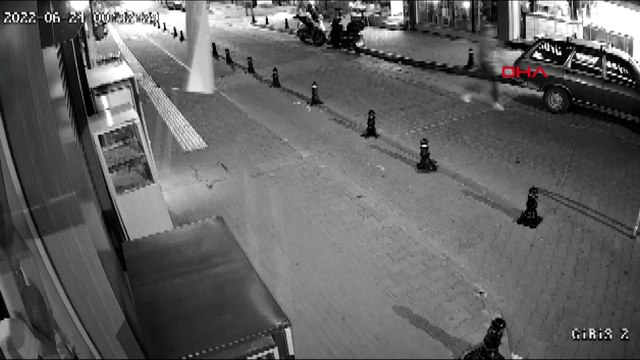 Ayrıldığı erkek arkadaşının otomobiline zarar verdi