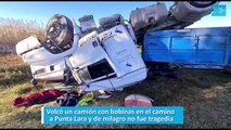 Volcó un camión con bobinas en el camino a Punta Lara y de milagro no fue tragedia