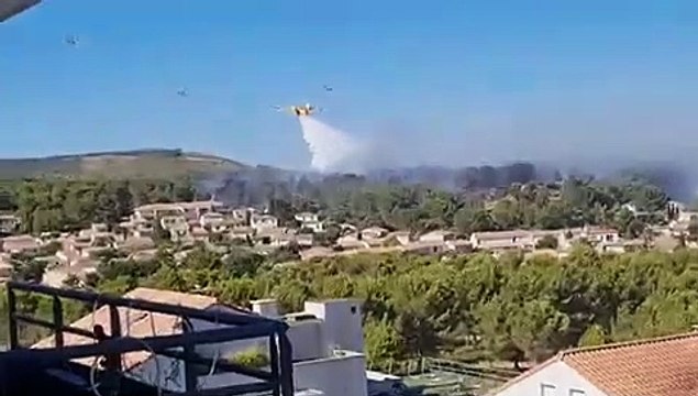 Le passage des Canadair au-dessus des flammes à Martigues
