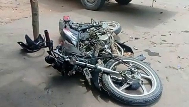बजरी से भरे डम्पर ने बाइक को रौंदा, फिर चालक ने की यह हरकत