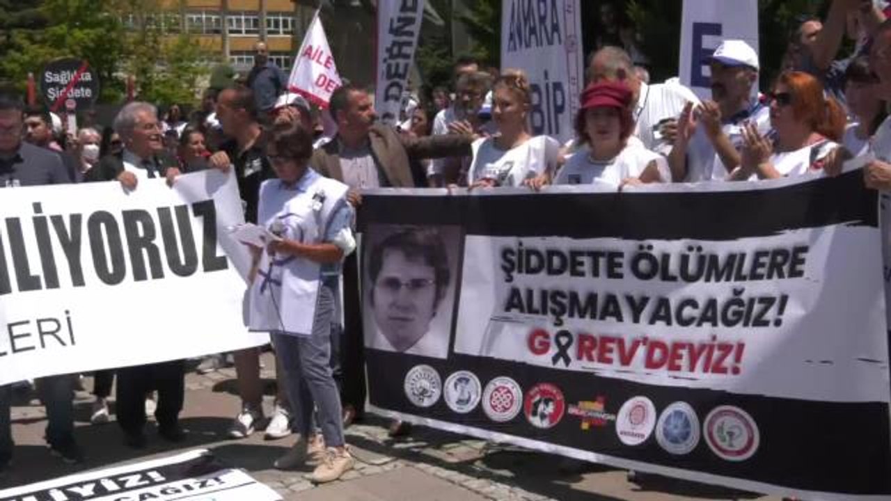 Son Dakika | Öldürülen  Doktor Karakaya İçin Sağlıkçılardan Ankara'da Protesto: "Onurlu Bir Bakan Tweet Atmazdı İstifa Ederdi, Batı'da Böyle Olur"