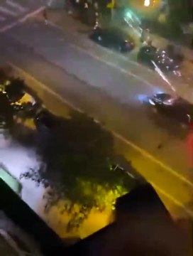 Des idiots balancent des feux d'artifice depuis leur voiture