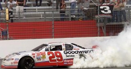 Скачать видео: From The Vault: Harvick edges Gordon at Atlanta in 2001