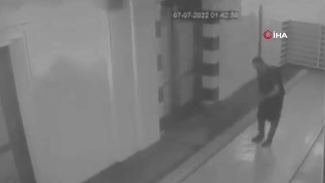 Camiye benzin dökerek böyle ateşe verdi