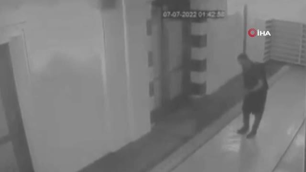 Camiye benzin dökerek böyle ateşe verdi