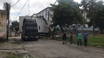 Caminhão passa por avenida no bairro Benfica, em Fortaleza, e arrasta fiação