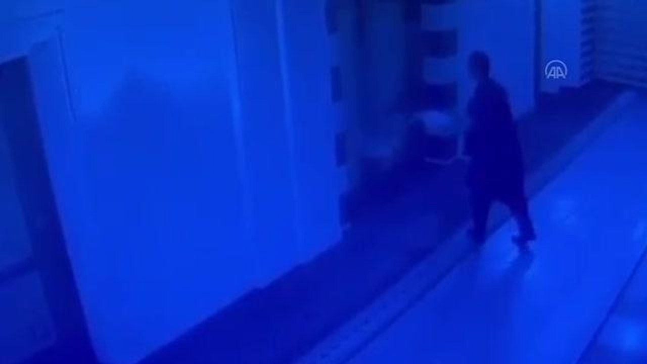 GAZİANTEP - Cami kapısının ateşe verilmesi güvenlik kamerasına yansıdı