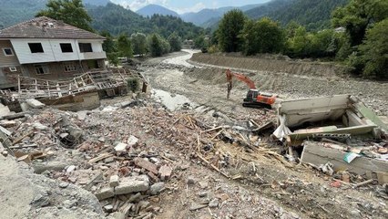 Selden zarar gören 4 bina yıkıldı