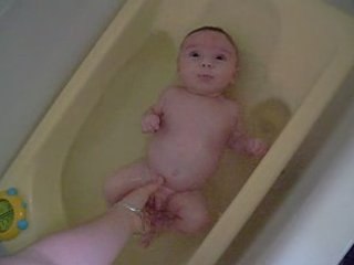 bebe dans le bain