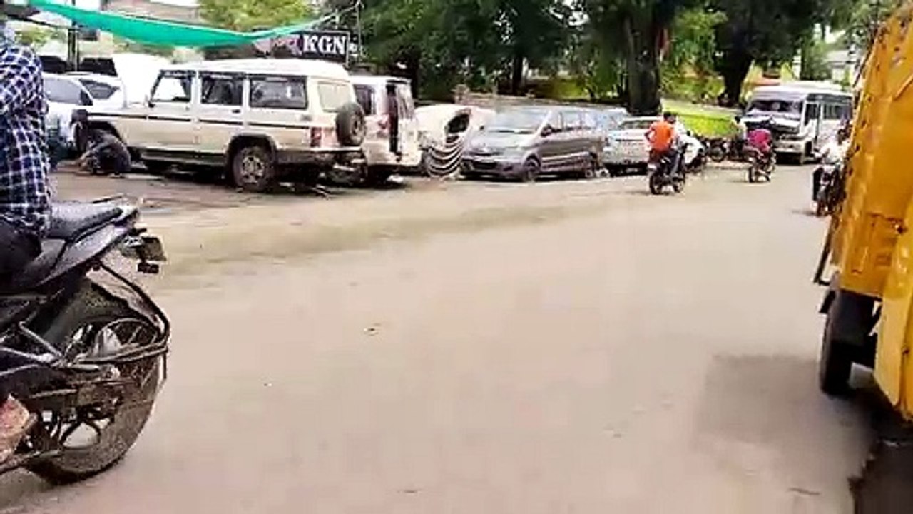 सड़कों पर जगह-जगह मुसीबत के गड्ढे, हर वक्त बना रहता है हादसे का खतरा