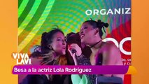 Belinda protagoniza beso con dos mujeres