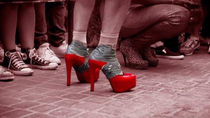 Corriendo en tacones frente a la homofobia: "Llevo tres semanas practicando en un parking"