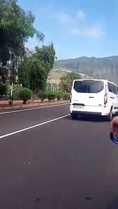 Grave vuelco de un coche en la TF-31 del Puerto de la Cruz