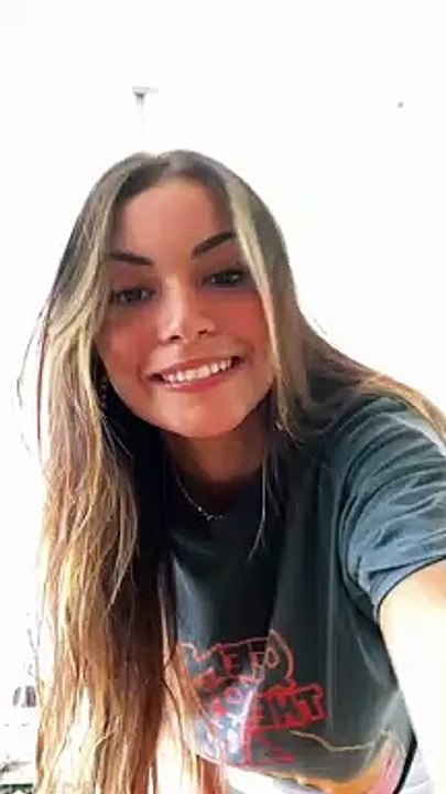 belle fille brésilienne dansant et s'amusant à la maison