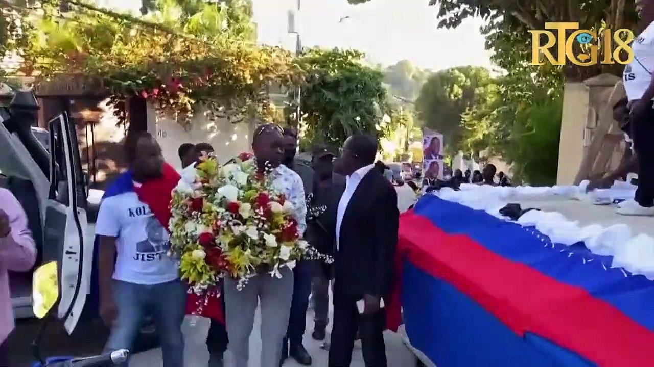 Ansyen Minis Travo Piblik Nader Joiséus depoze yon jèb flè devan kay ansyen prezidan Jovenel Moïse