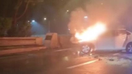 가드레일 들이받은 차에서 불...50대 운전자 사망 / YTN