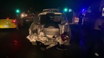 Tırın kırmızı ışıkta bekleyen araçlara çarpması sonucu 12 kişi yaralandı