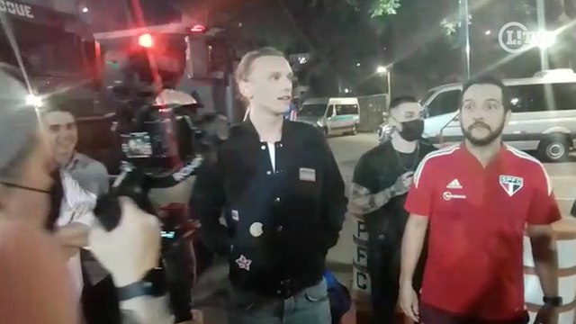 Ator de Stranger Things vai ao Morumbi ver jogo do São Paulo pela Sula