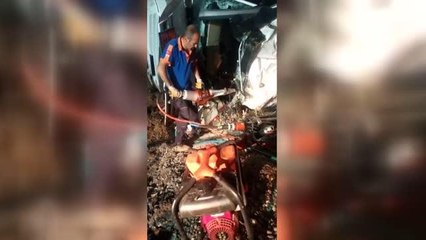 Son dakika haber | Yol kenarındaki duvara çarparak devrilen tırın şoförü yaralı kurtuldu