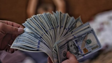 ¿Es buen momento para comprar dólares? Expertos opinan frente al alza