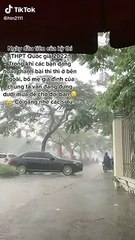 Bố mẹ đội mưa chờ con thi Tốt nghiệp THPT 2022