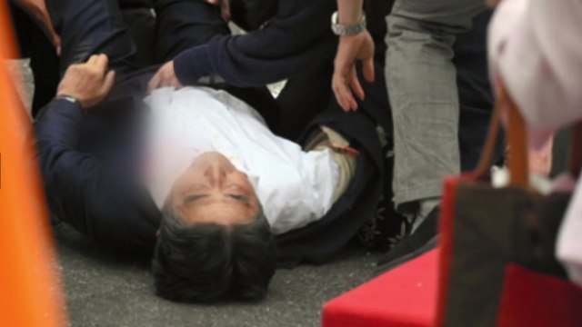 [뉴스앤이슈] 아베 전 총리 유세 중 쓰러져... 큰 총성 들려 / YTN