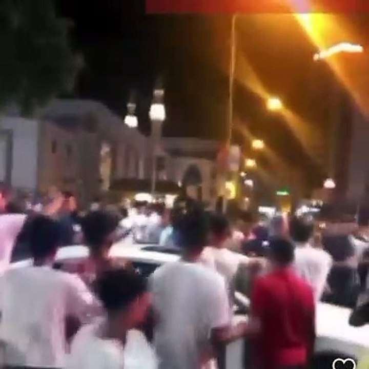 Suriyelilerin ellerinde bayraklarla, lüks araçlarla konvoyu olay oldu