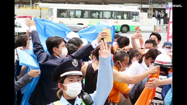 نقل رئيس وزراء اليابان السابق شينزو آبي إلى المستشفى بعد تعرضه لإطلاق نار ومخاوف على حياته