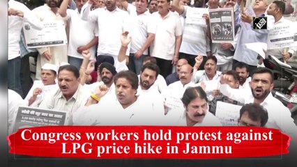 Congress workers hold protest against LPG price hike in Jammu