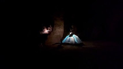 مخرجة افلام سعودية توثق تجربتها بالتخييم في كهف