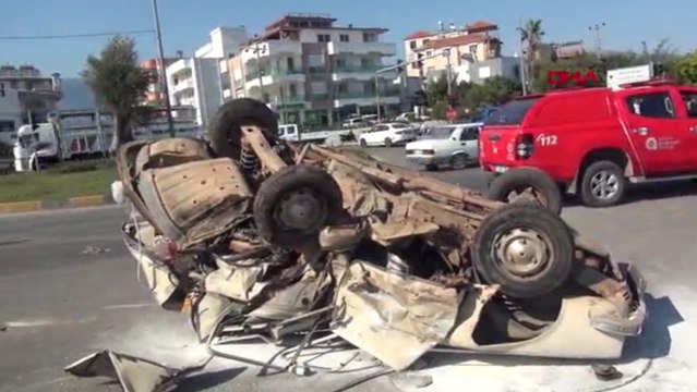 Antalya'da otomobiller kafa kafaya çarpıştı: 1 ölü, 3 yaralı