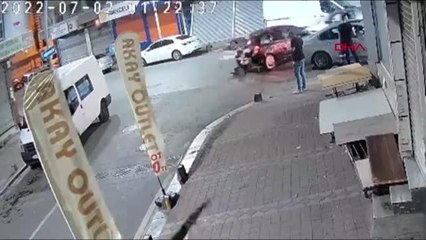 SULTANGAZİ'DE PARK HALİNDEKİ ARAÇLARA ÇARPAN SÜRÜCÜLER KAMERADA