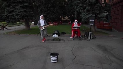Sokak müzisyenleri Dniprolulara moral veriyor