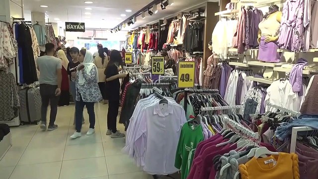 İranlı turistler Vanlı esnafın bayram sevincini ikiye katladı