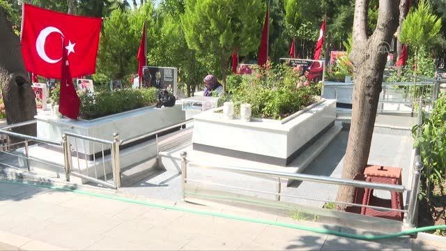 Son dakika haberi... İstanbul'da şehit aileleri bayram arifesinde Edirnekapı Şehitliği'ni ziyaret etti