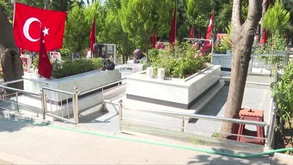 Son dakika haberi... İstanbul'da şehit aileleri bayram arifesinde Edirnekapı Şehitliği'ni ziyaret etti