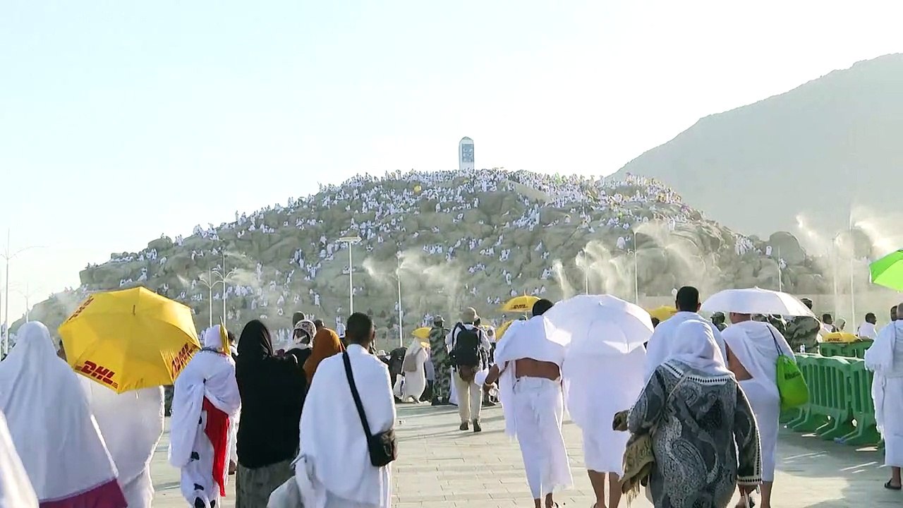 الحجاج يؤدون على جبل عرفات الركن الأعظم لأكبر ح...
