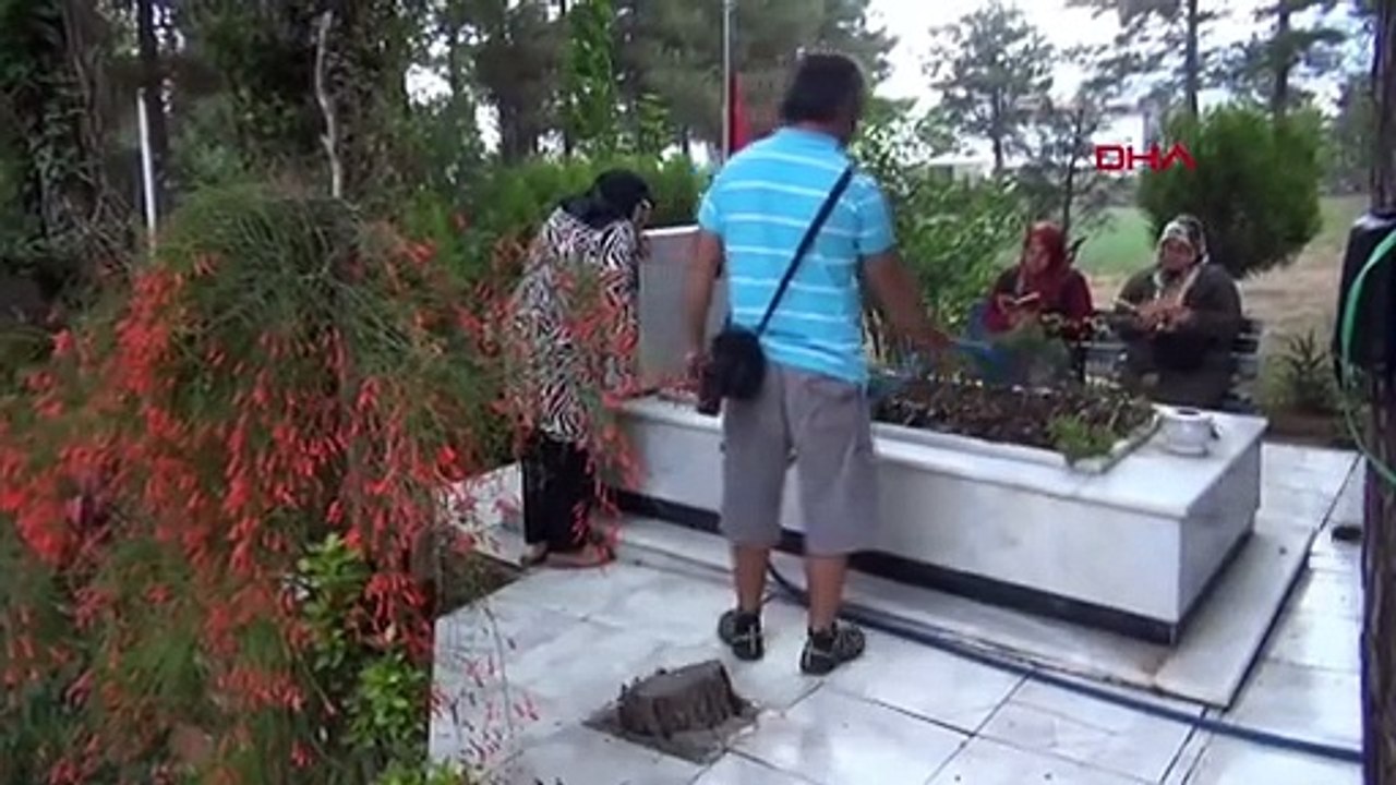 ŞEHİT BAŞÇAVUŞ FERHAT GEDİK'İN ANNESİNDEN HÜZÜNLÜ MEZAR ZİYARETİ