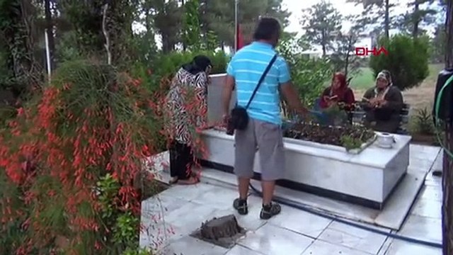 ŞEHİT BAŞÇAVUŞ FERHAT GEDİK'İN ANNESİNDEN HÜZÜNLÜ MEZAR ZİYARETİ